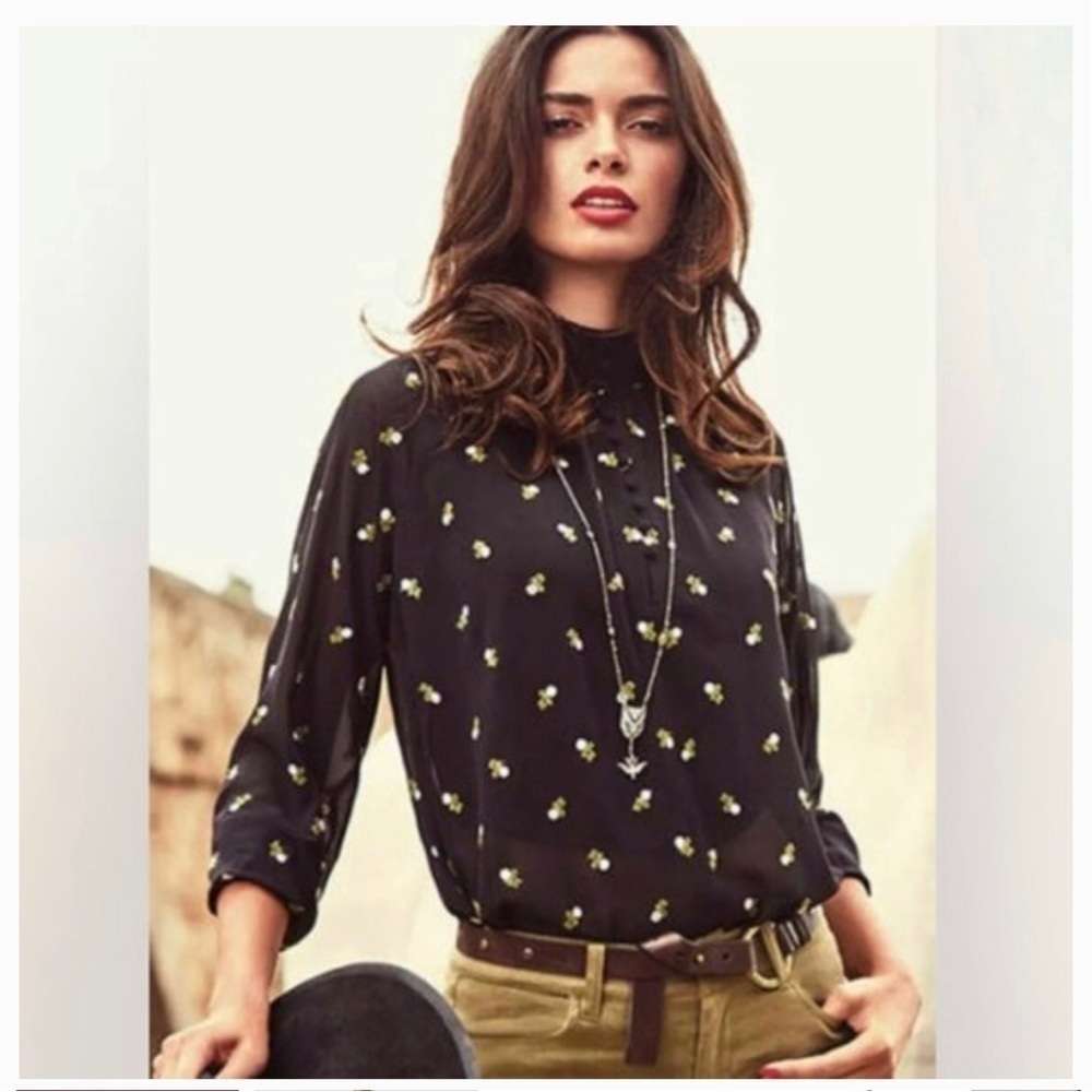 Cabi Style 5338 Floral Embroidered blouse Size Small‎